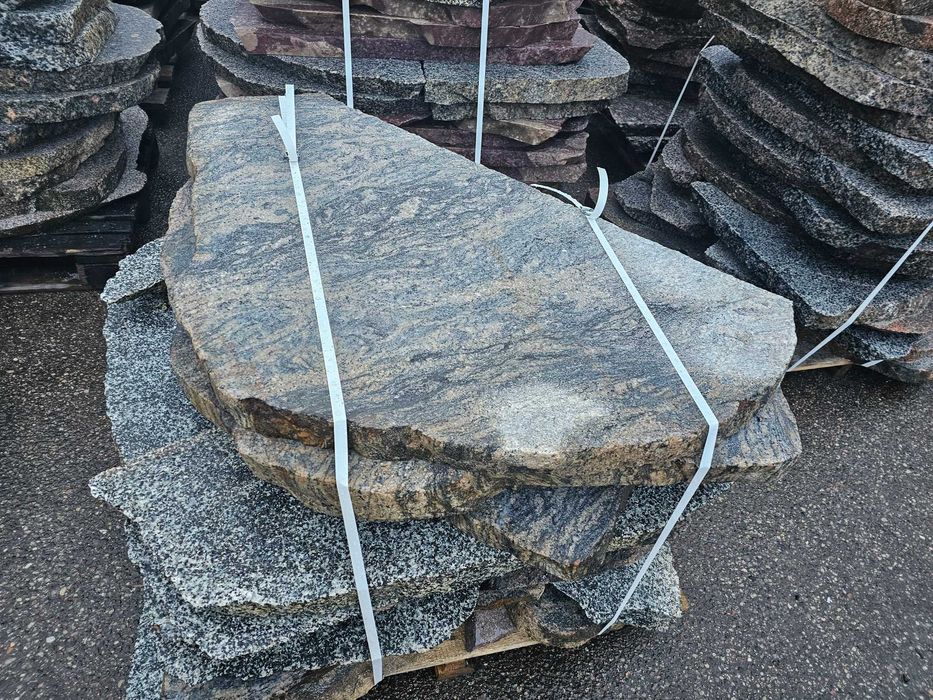 Kamień polny cięty o grubości 6cm.