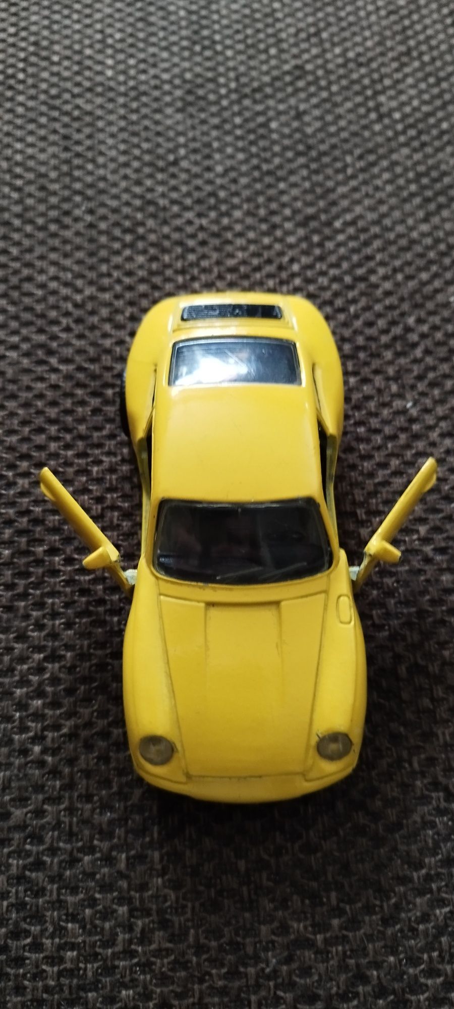 Maisto. Porsche 911 Carrera. Skala 1/36