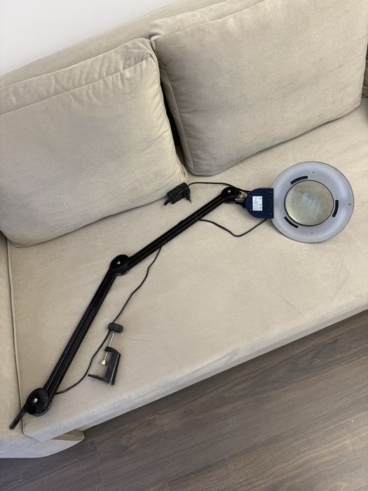 Lampa pierścieniowa z lupą LED