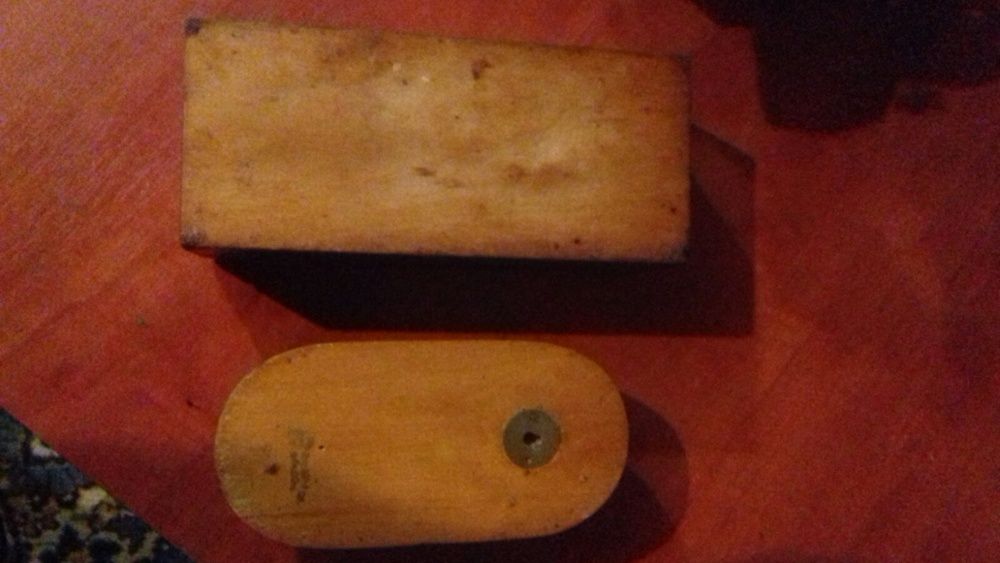 деревянная шкатулка и одёжная щетка