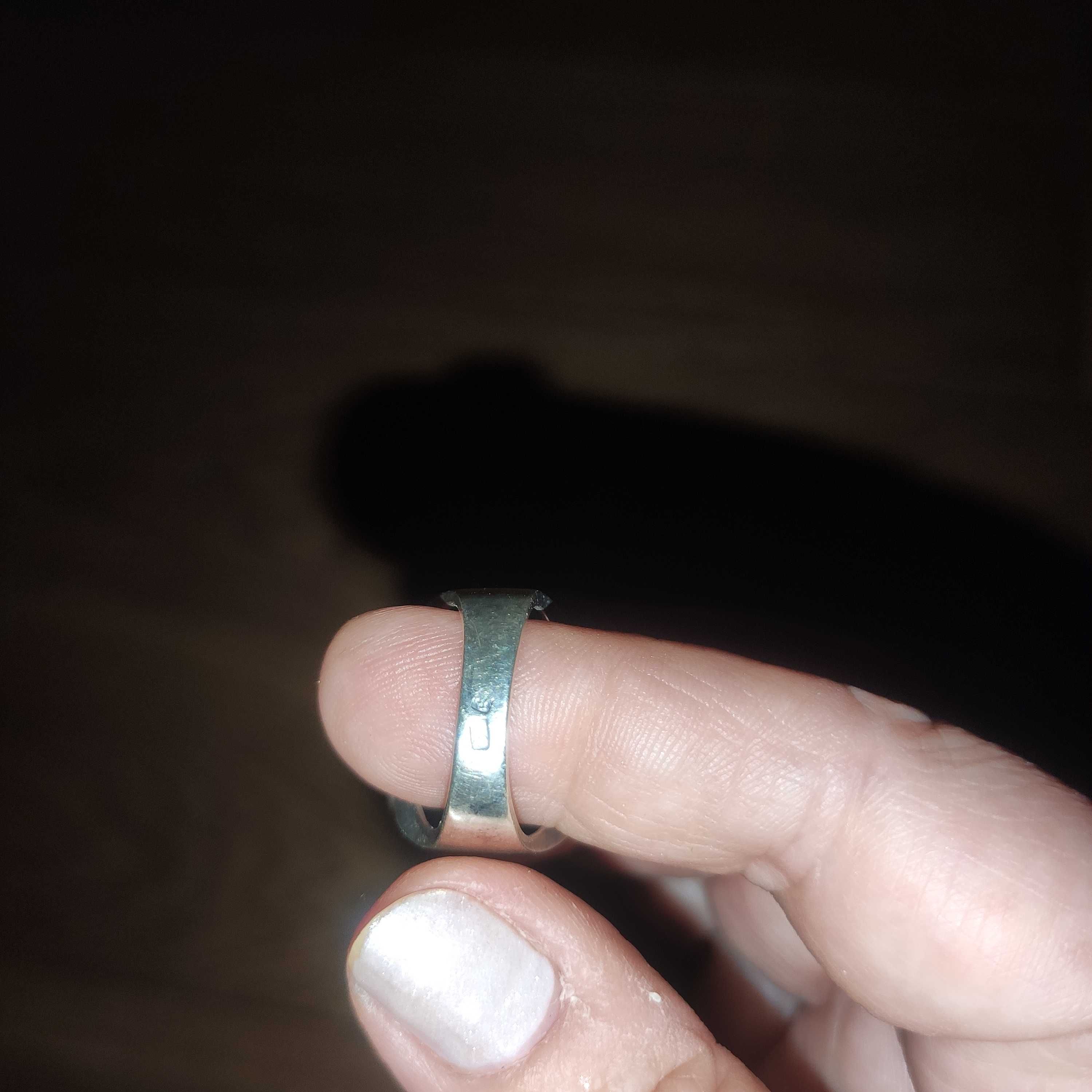 Przepiękny pierścień srebrny. Kamień lapis lazuli.