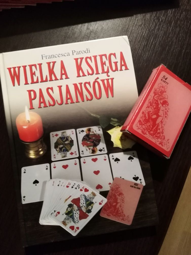 Wielka księga pasjansów + talia kart