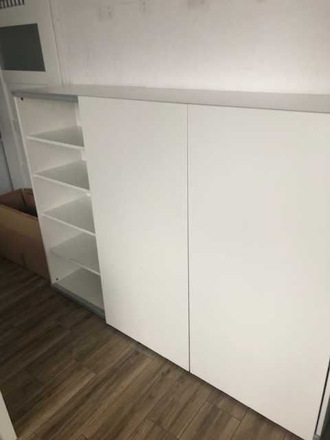 Niski regał z przesuwanymi drzwiczkami Ikea Besta