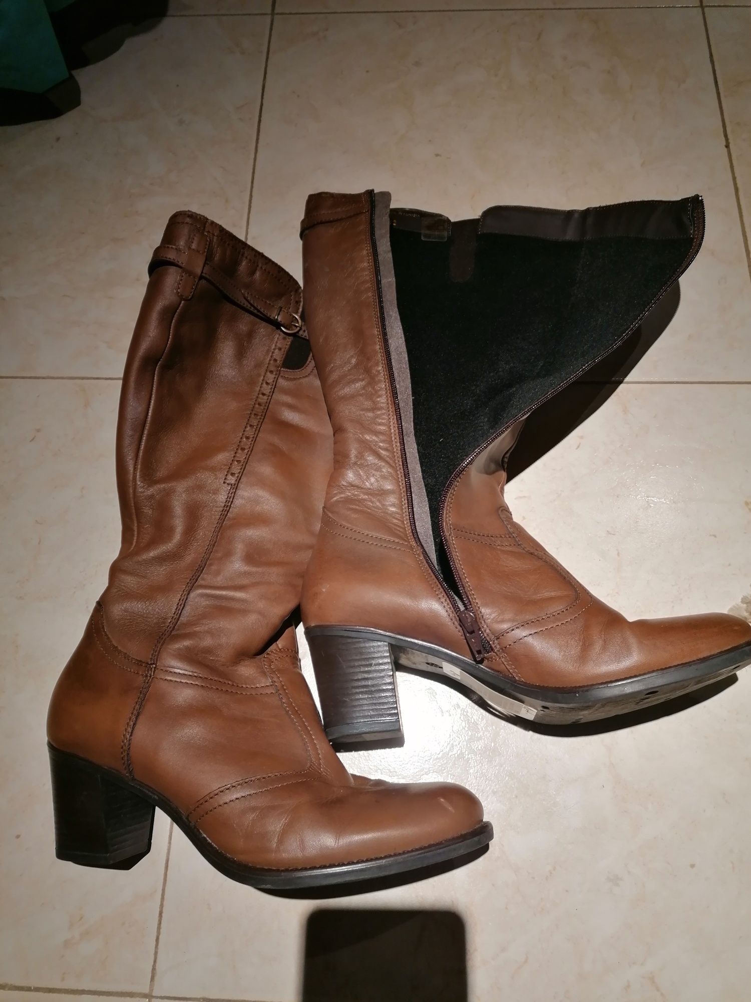 Botas em pele castanhas, cano alto