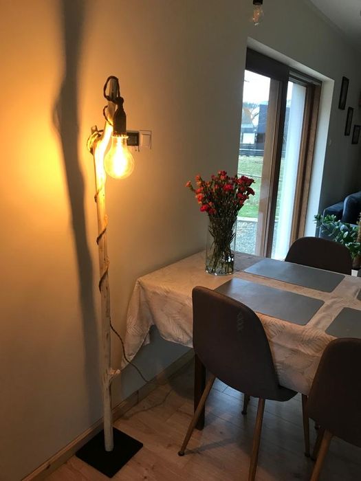 Drewniana lampa stojaca