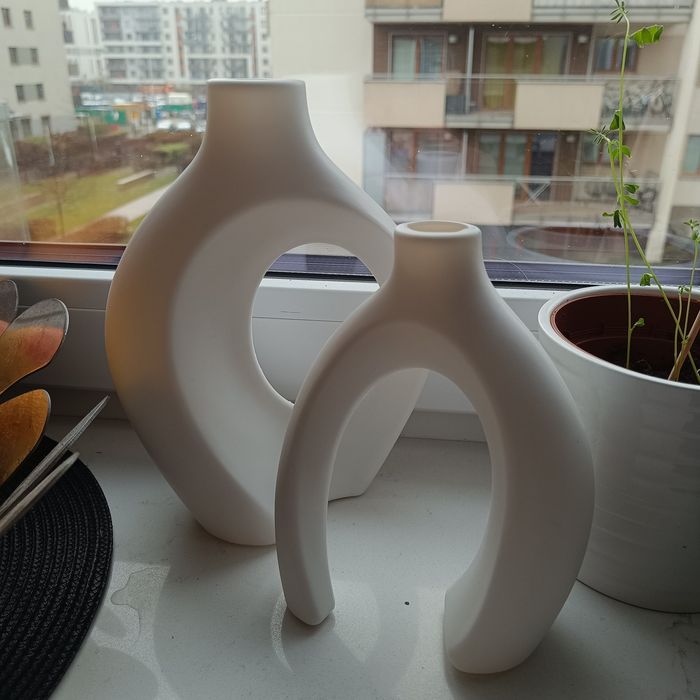 Wazony ozdobne przepiękne białe zestaw dwóch wazonikow ozdobnych