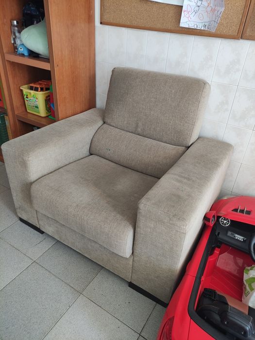 Sofá individual que estica ligeiramente