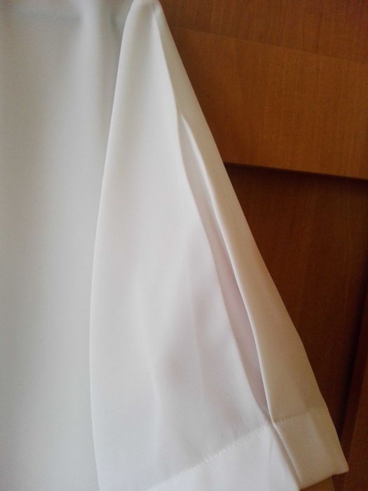 Śnieżnobiała, ślicznie haftowany kołnierz + granatowe dodatki, XXL