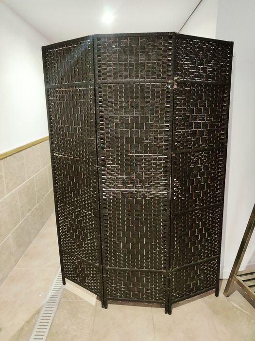 Biombo castanho escuro