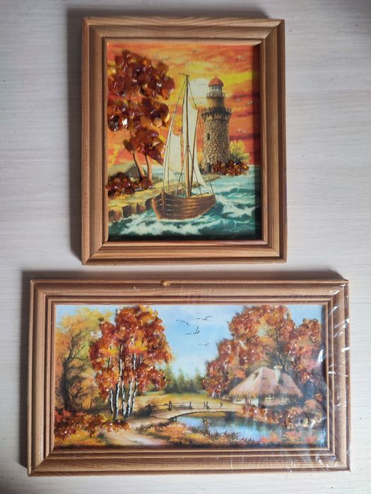 2 obrazki z bursztynami w drewnianej oprawie