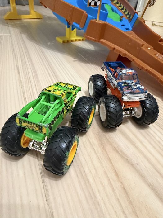 Трек Хотвілс Hot Wheels Monster Trucks Wreckin Raceway (HGV12/HJG32)