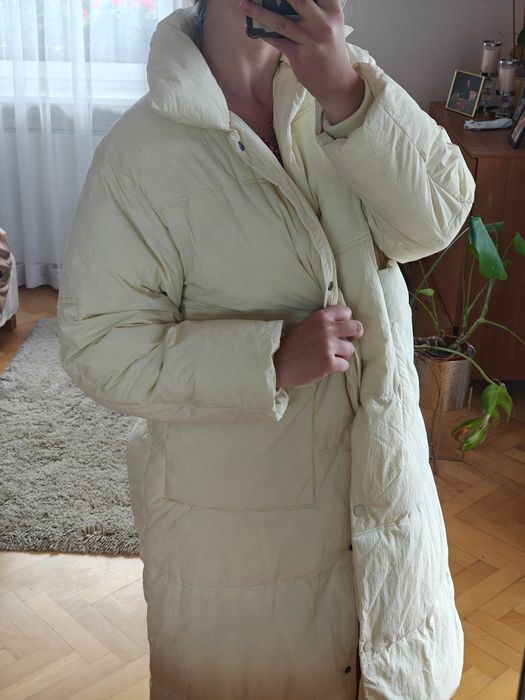 Długa beżowo biała pikowana kurtka