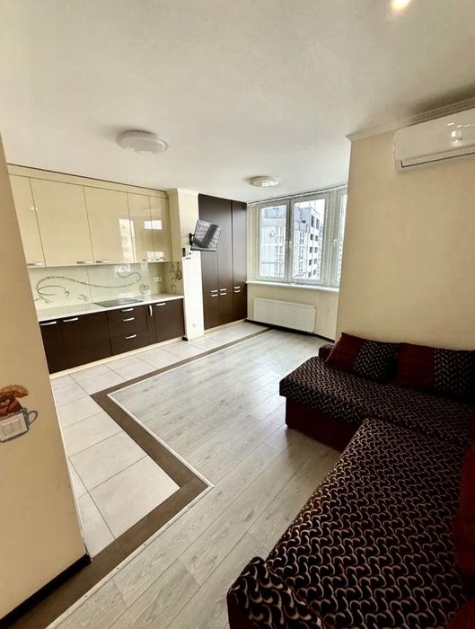 Простора 3-кімнатна квартира 100 м² з якісним ремонтом Олени Пчілки 8