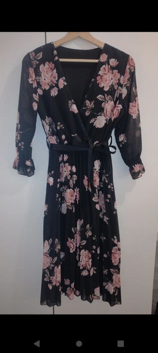 Elegancka czarna sukienka w kwiaty, rozmiar S