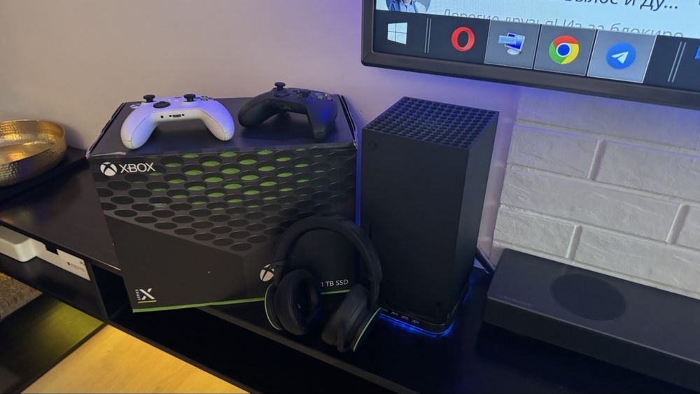 Продам Хbox seria X 1 tb с дисководом
