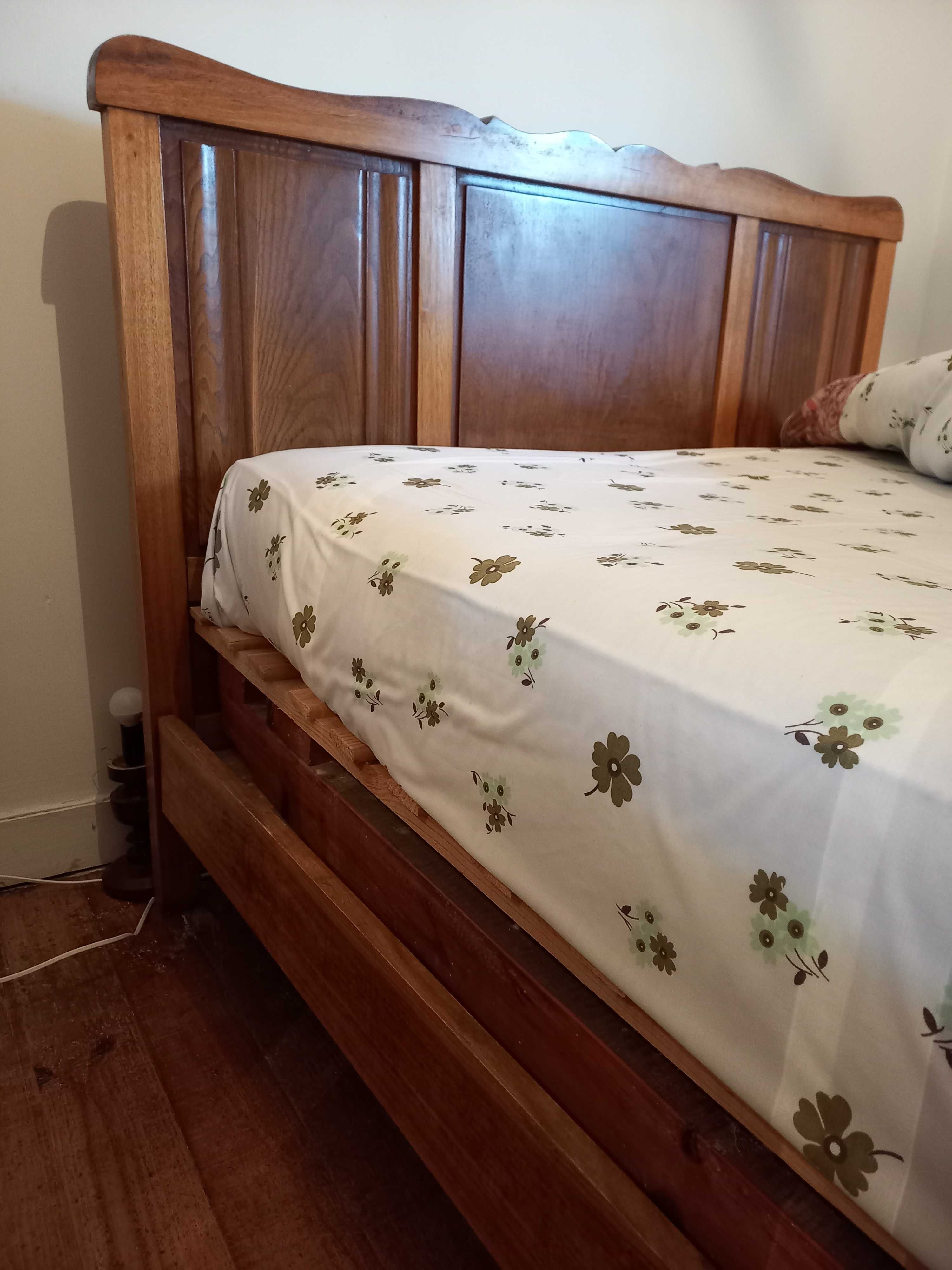 Cama casal madeira com colchão e estrado