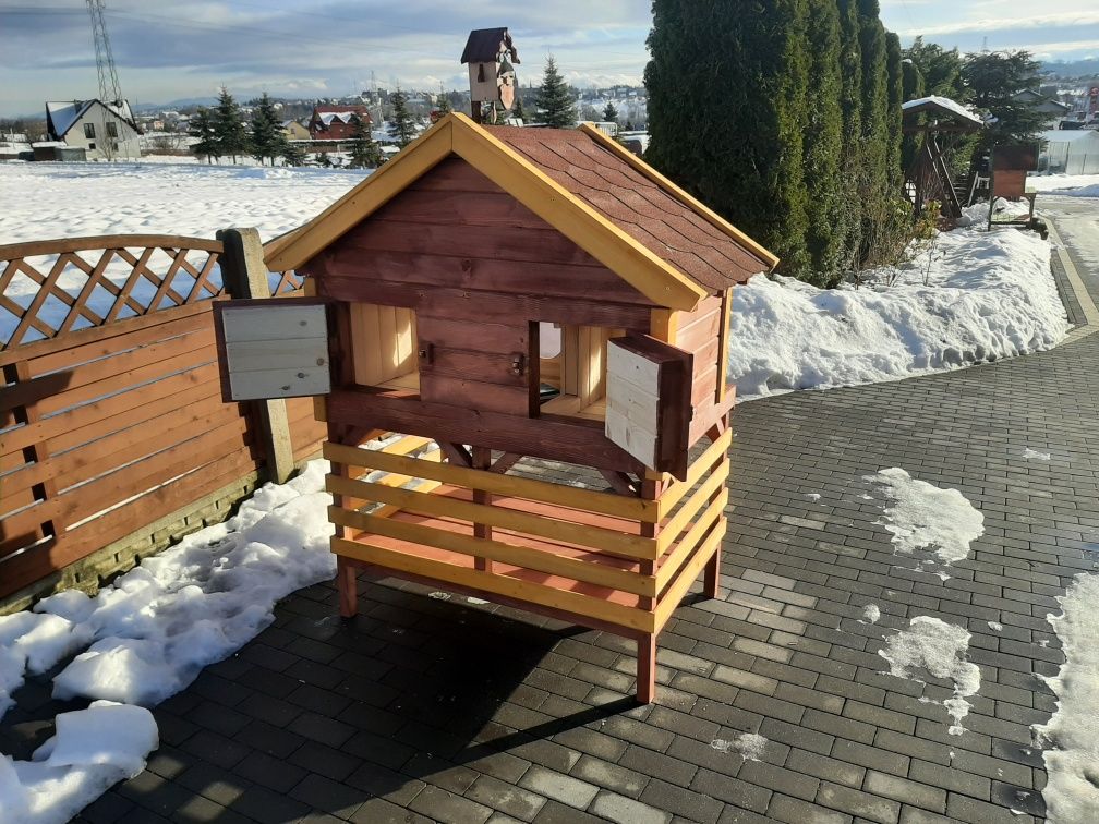 Buda dla kota z podestem