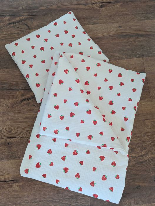 Kocyk ocieplany z poduszką muślinowy do łóżeczka wózka truskawki