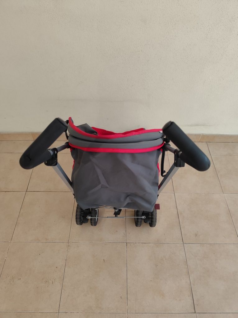 Carrinho de bebé prénatal reclinável.