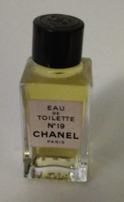 Cinco perfumes miniatura 
- N°19
- Antaeus
- Cri