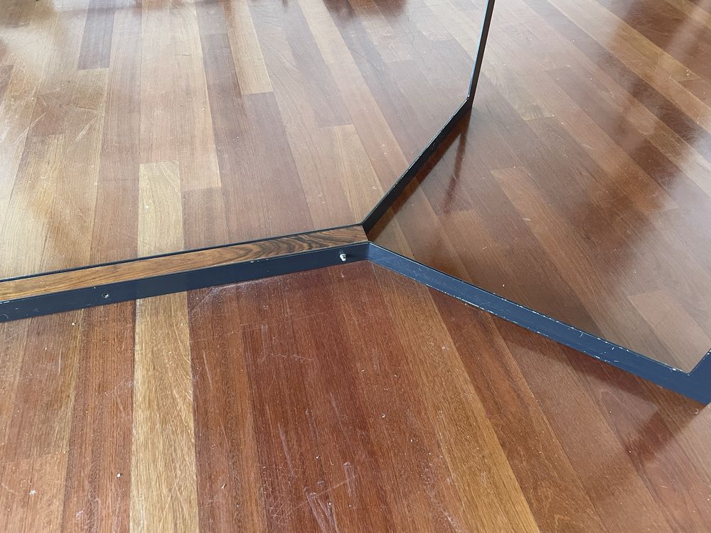 Mesa de jantar em madeira folheada