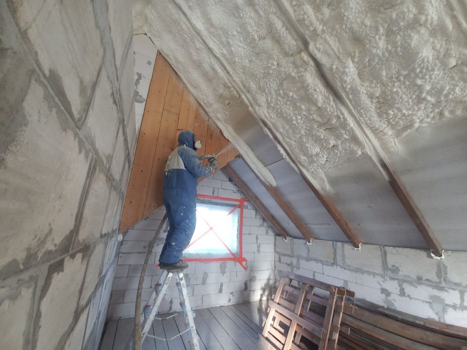 Утеплення пінополіуретаном, ппу, піною мансарди каркасні будинки.