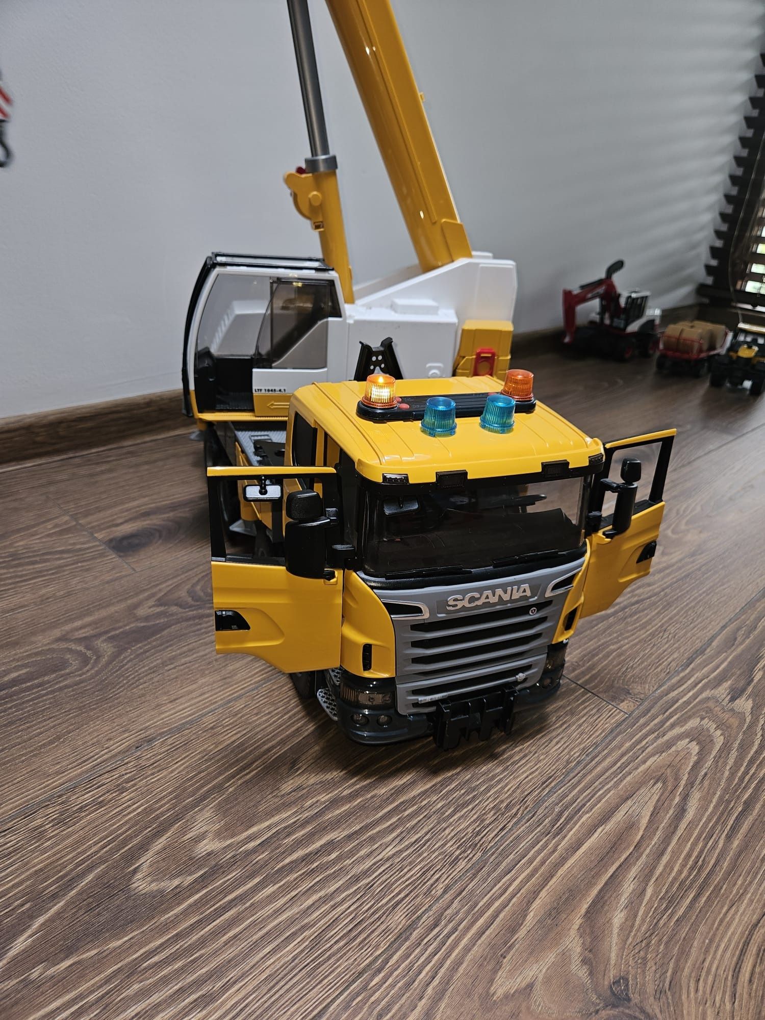 Bruder 03571 Scania Super z dźwigiem Liebherr