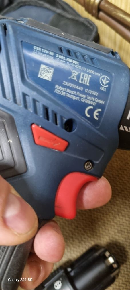 Продам аккумуляторный шуруповерт   безщеточный Bosch GSR 12v-30