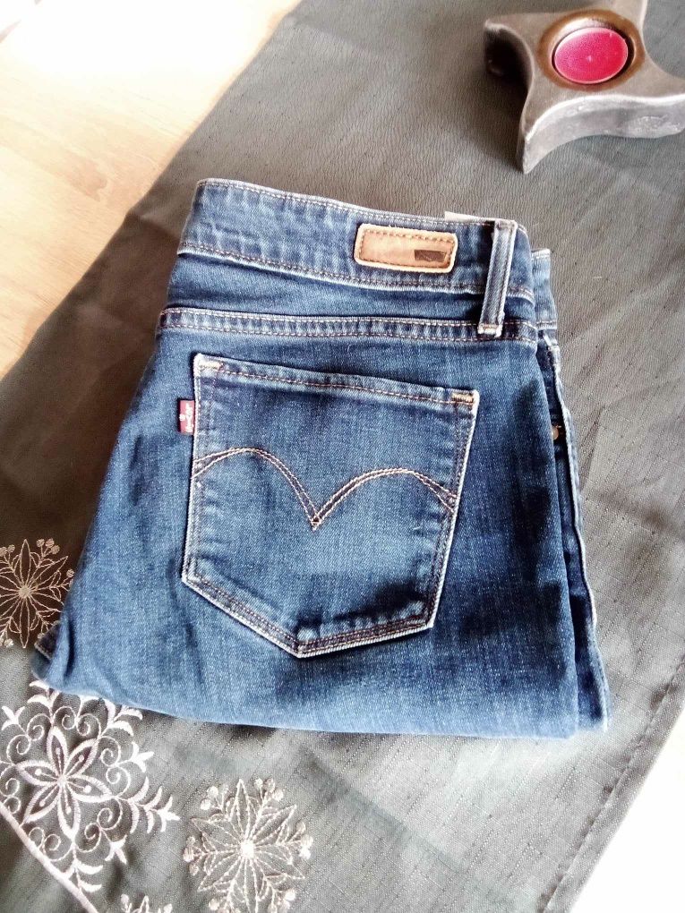 Granatowe spodnie jeansy levi's
