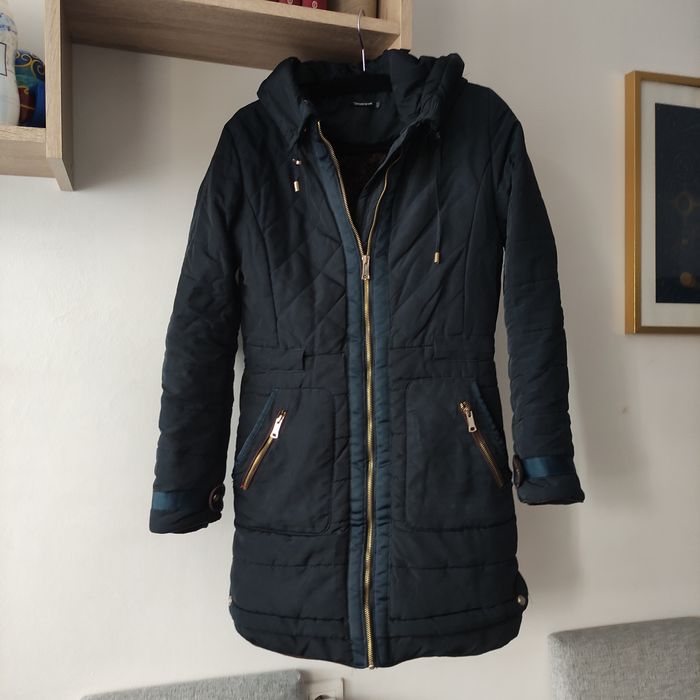 Granatowy płaszcz puchowy pikowany parka Stradivarius