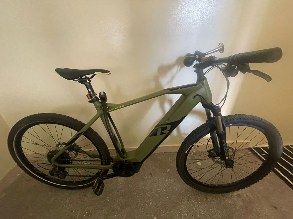 Rower elektryczny z silnikiem Yamaha.