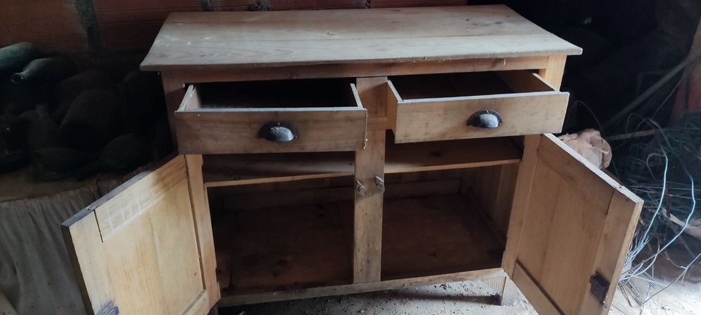 Mesa elástica antiga, armário antigo, agora €100 tudo do anúncio