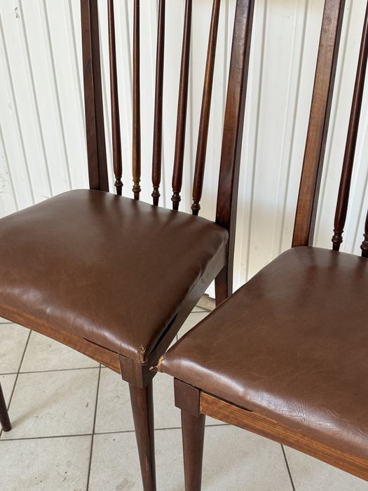 Conjunto de 4 cadeiras em madeira mogno com assento em couro castanho