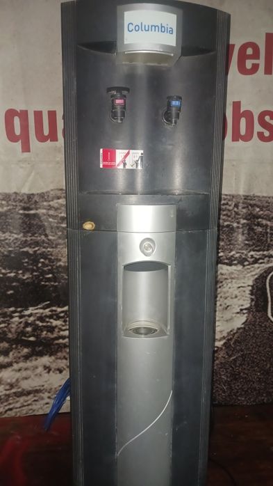 Dispensadora de água quente e fria em estado razoavel.