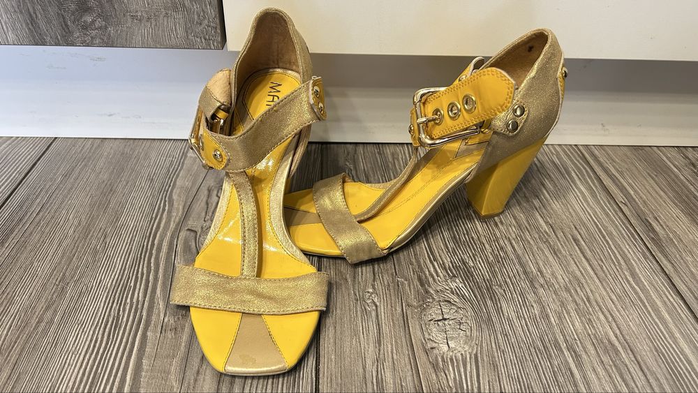 Босоніжки різні на 23,5 см(37 розмір)