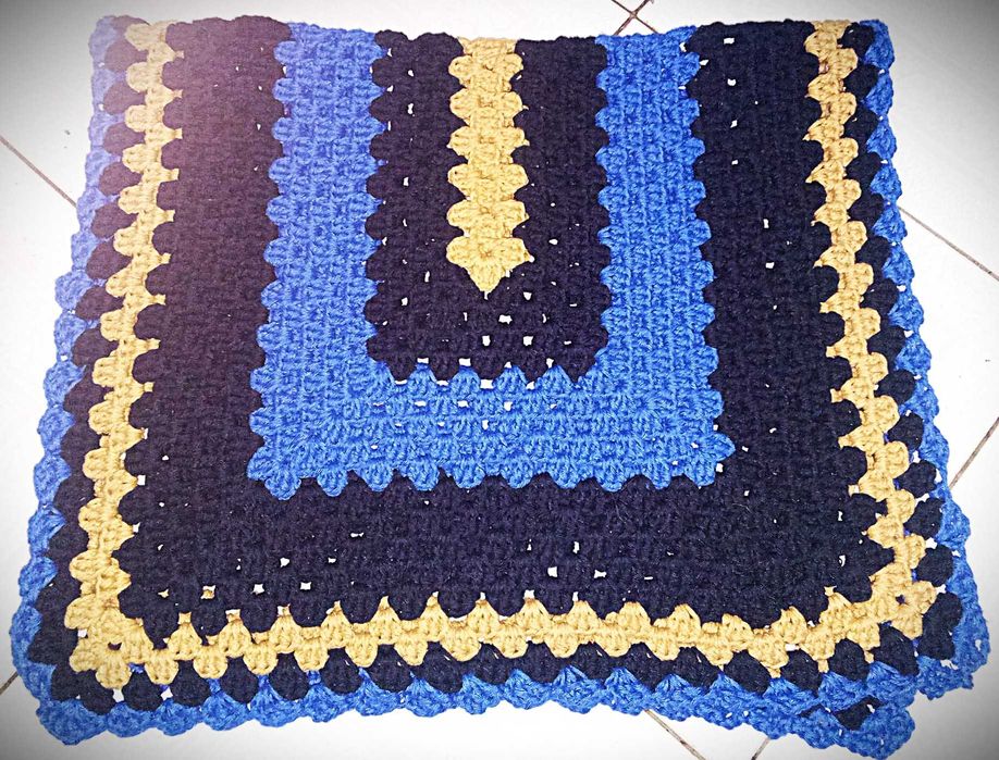 Tapete em crochê azul, preto e amarelo torrado feito à mão