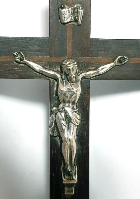 Pequeno antigo crucifixo em pau santo e prata portuguesa