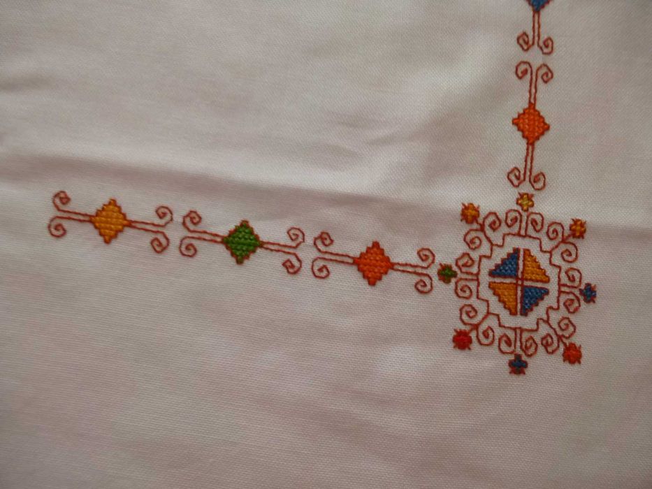 Toalhas de mesa bordadas à mão a ponto cruz
