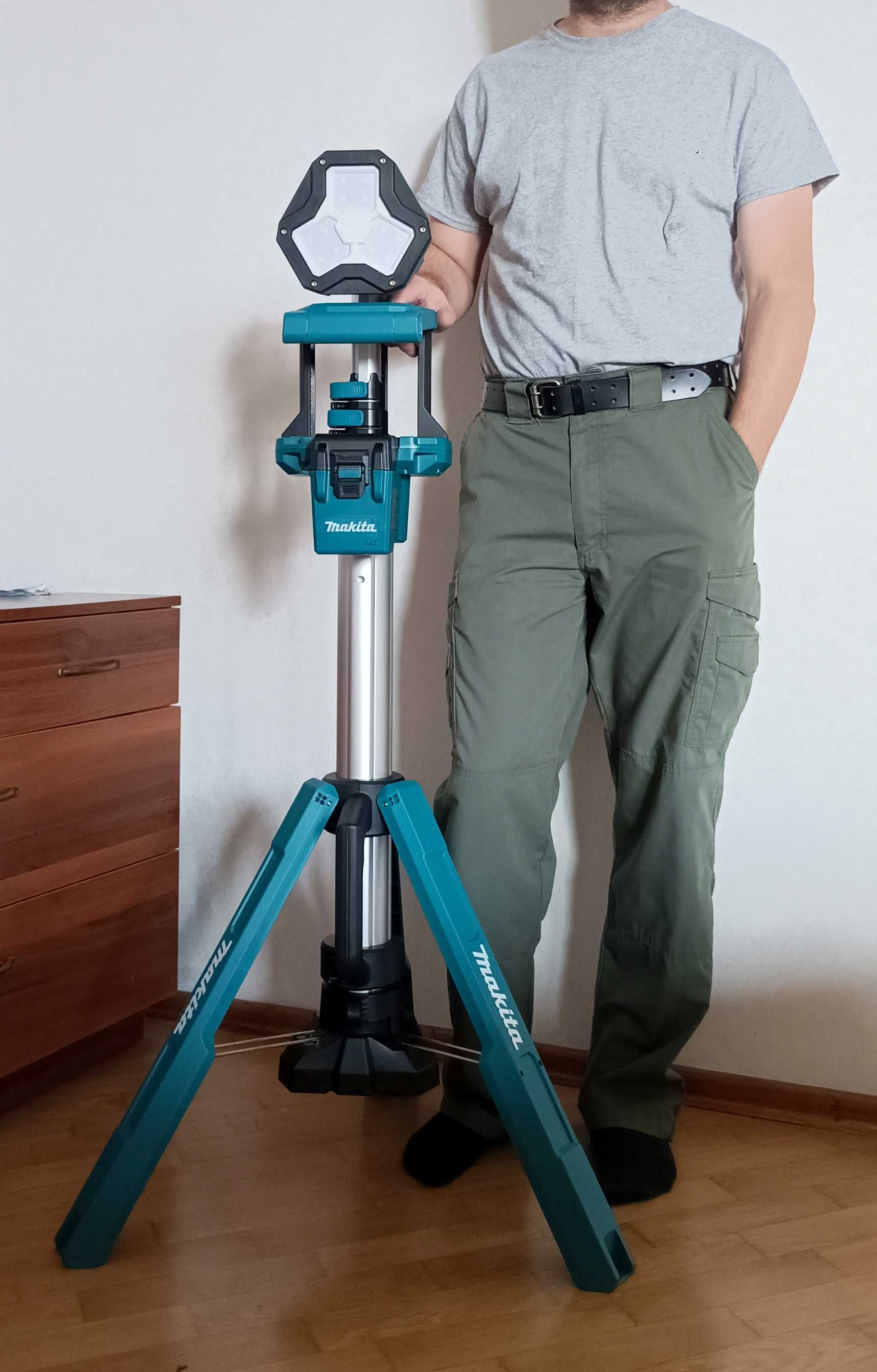 Акумуляторний ліхтар зі стійкою Makita DML813