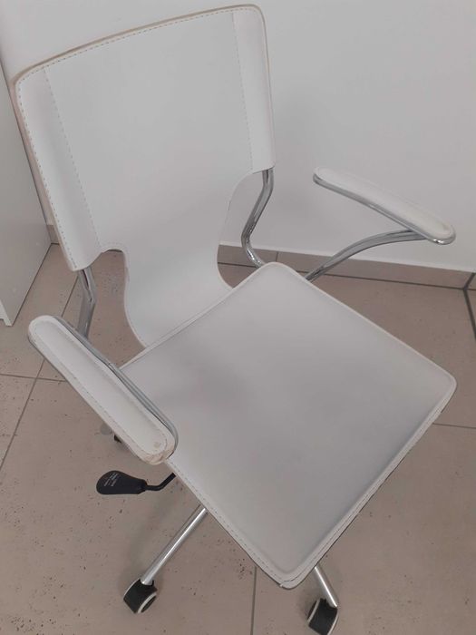 Krzesło biurowe obrotowe białe, na kółkach