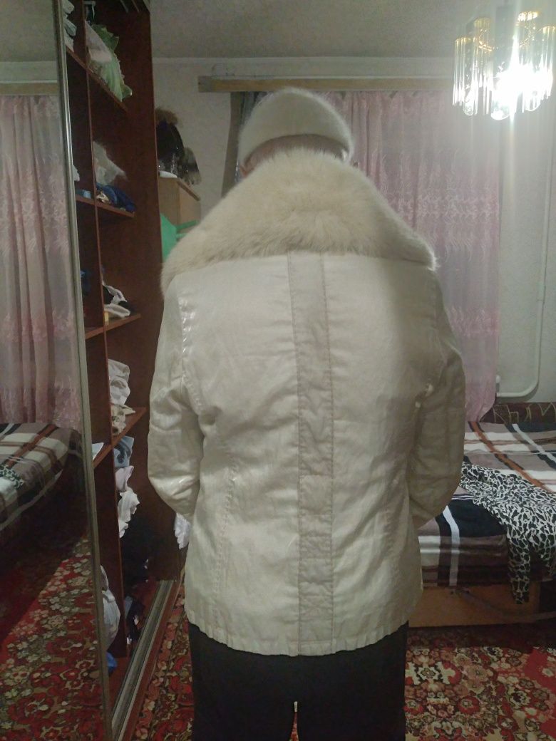 Продам куртку с белым