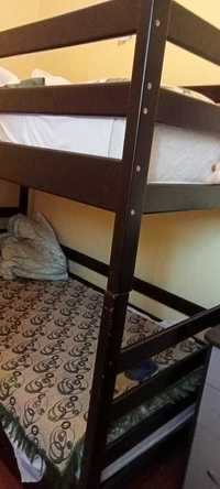 двухярусная кровать с матрасами