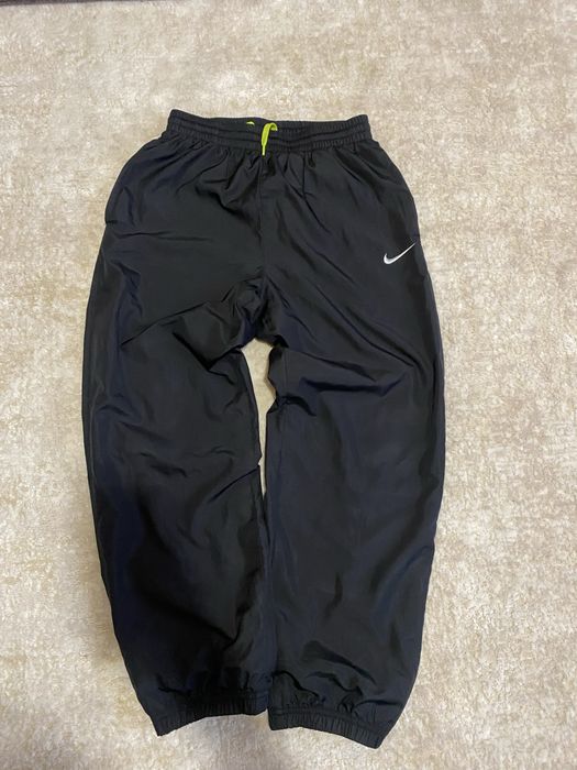 Чорні спортивні нейлонові штани від бренду Nike
