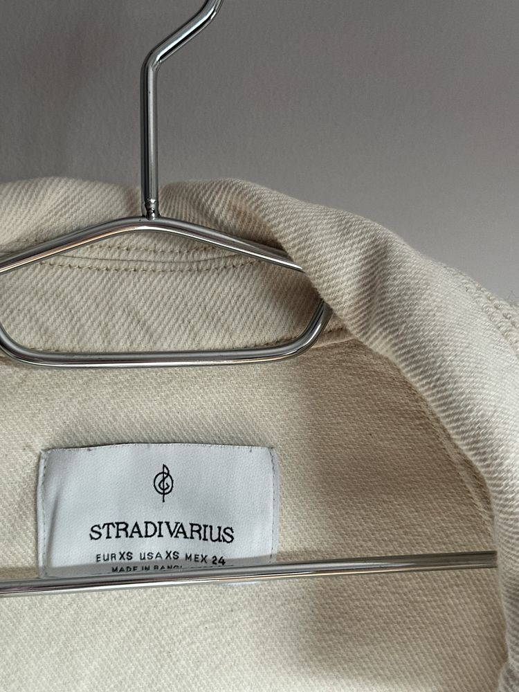 Stradivarius krótki trencz beige