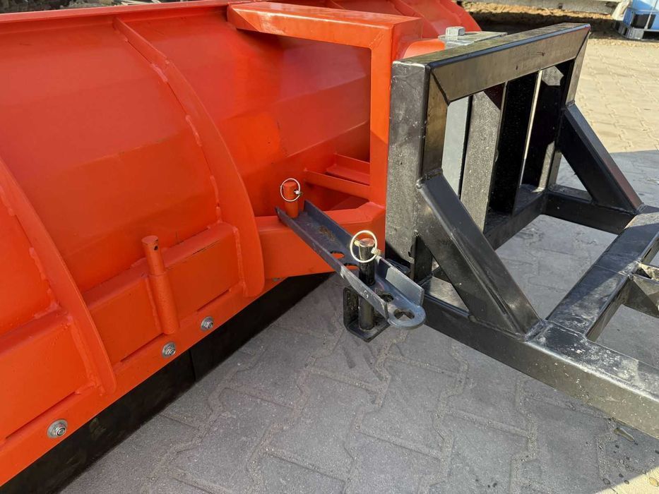 Pług na przód ciągnika C-330 C-360 – pług do śniegu odśnieżania spych