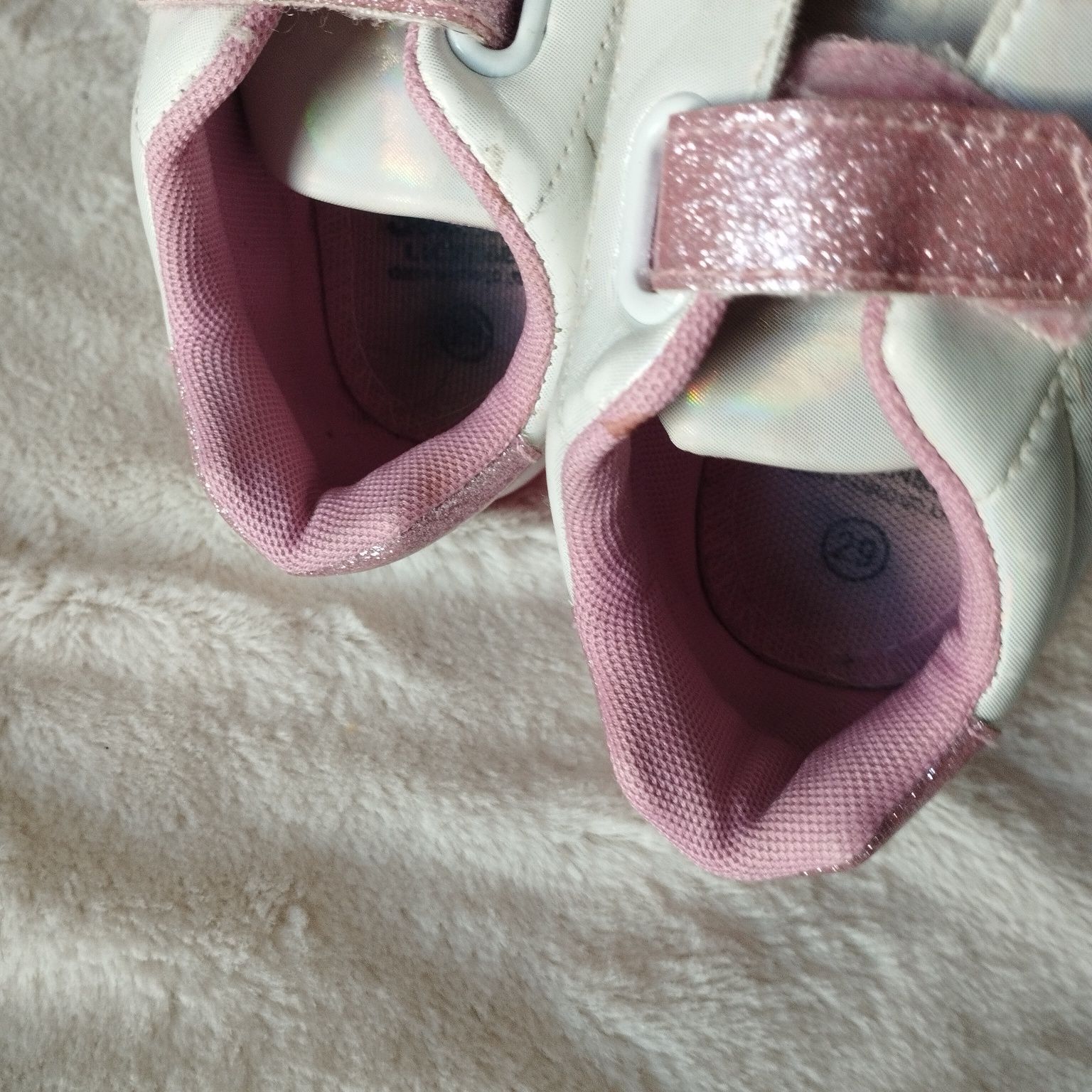 Biało-różowe adidasy Hello Kitty na rzepy, rozmiar 29