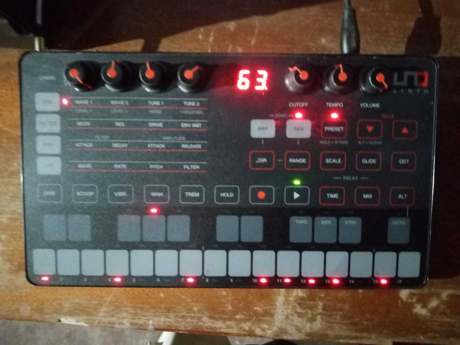 Sintetizador Uno e Drum Station Uno