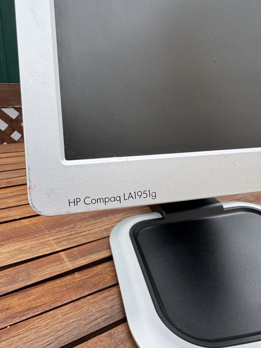 HP compaq LA1951g