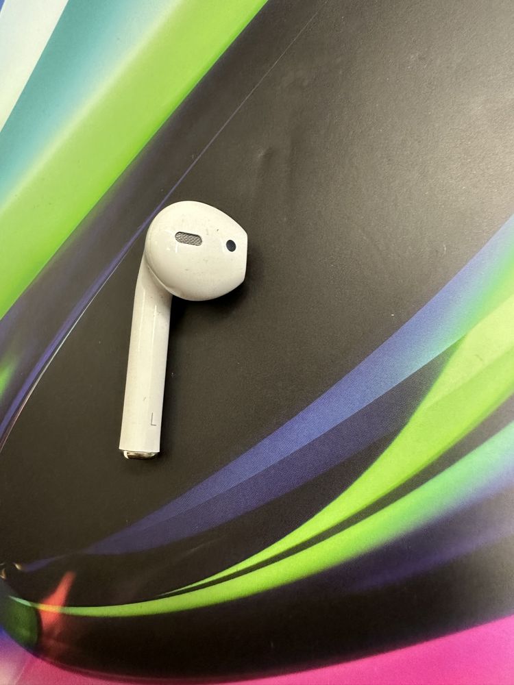 Продам лівий навушник оригінал airpods 2