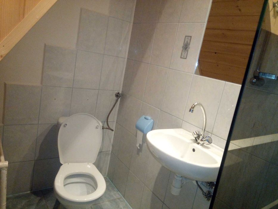 Domek w górach  nad rzeką w lesie weekend wakacje przy szlakach